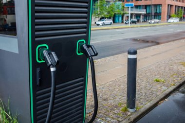 Otoparktaki elektrikli arabalar için şarj istasyonu. Çevre koruma için yeni teknolojiler.