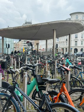 Kopenhag şehir merkezinde büyük bir bisiklet parkı ve üzerinde bir sürü bisiklet var. Danimarka 'da popüler çevre dostu ulaşım şekli