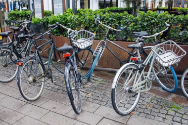 Kopenhag şehir merkezinde üzerinde bisikletlerin park edildiği küçük bir bisiklet parkı. Danimarka 'da popüler çevre dostu ulaşım şekli