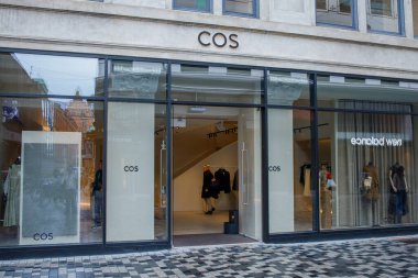 Kopenhag, Danimarka 'daki COS Giyim Markası' nın mağazası. Dünyanın en ünlü moda şirketinin girişi, vitrini ve logosu..