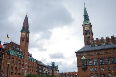 Danimarka, Kopenhag 'daki Belediye Binası ve Saray Oteli binaları