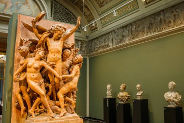 Danimarka 'nın Kopenhag kentindeki Ny Carlsberg Glyptotek Müzesi' nde heykel ve heykellerle dolu bir salon..