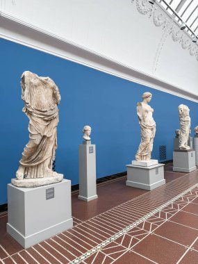 Danimarka 'nın Kopenhag kentindeki Ny Carlsberg Glyptotek müzesindeki mavi salonda sanat heykelleri. Modern sanat alanı, galeri ve önemli kültürel dünya objesi.