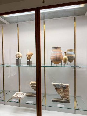 Danimarka, Kopenhag 'daki Ny Carlsberg Glyptotek müzesinden küçük Mısır heykelleri. Yeşil Mısır Salonu.