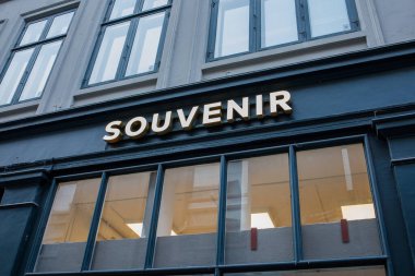 Hediyelik eşya dükkanında büyük logo işareti var.