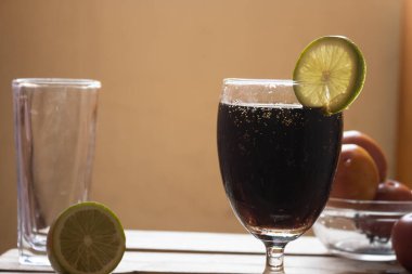 Sıcak bir yaz gününde ferahlatıcı bir nane ve limon karışımı serin bir huzur vahası sunar..