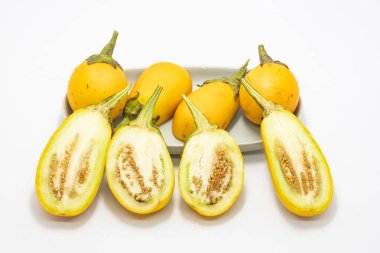 Olgun bir patlıcan, derin, parlak mor bir cilde sahiptir. Sağlam ama narin bir tene ve zengin, hafif tatlı bir lezzet profiline sahiptir..