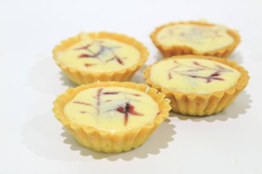 Peynirli tart, beyaz arka planda peynirli tart, yemek fotoğrafçılığı konsepti..