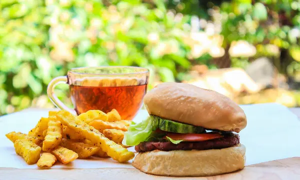 Mantarlı ev yapımı harika sığır burger, mikro yeşiller, kırmızı soğan, ahşap pancar sosu. Çay fincanı manzaralı, kapat..