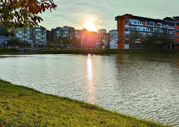 Puncak Alam, Selangor - 05 Ekim 2021: Üniversite kampüsü ve UiTM Puncak Alam, Selangor 'daki köprü ve göl üzerindeki fakülte binaları.