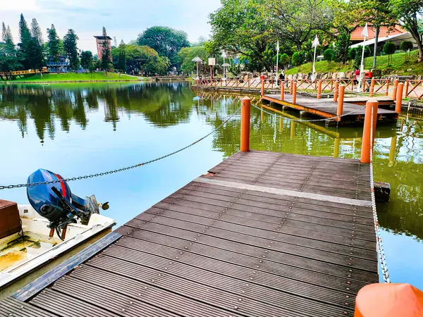 Parktaki gölde bir balıkçı teknesi