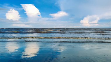 Sakin günbatımı doğası, deniz kumları gökyüzü bulutları ve ufuk, panoramik pankart manzarası. Pantai Anak Air, Kuantan Pahang, Malezya 'da harika bir manzara.