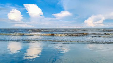 Sakin günbatımı doğası, deniz kumları gökyüzü bulutları ve ufuk, panoramik pankart manzarası. Pantai Anak Air, Kuantan Pahang, Malezya 'da harika bir manzara.
