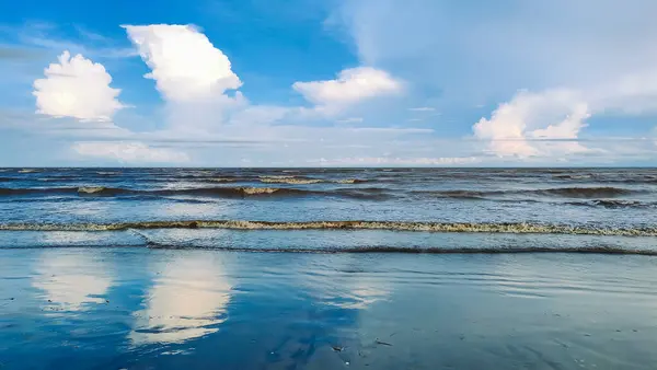 Sakin günbatımı doğası, deniz kumları gökyüzü bulutları ve ufuk, panoramik pankart manzarası. Pantai Anak Air, Kuantan Pahang, Malezya 'da harika bir manzara.