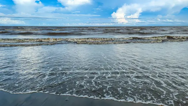 Sakin günbatımı doğası, deniz kumları gökyüzü bulutları ve ufuk, panoramik pankart manzarası. Pantai Anak Air, Kuantan Pahang, Malezya 'da harika bir manzara.