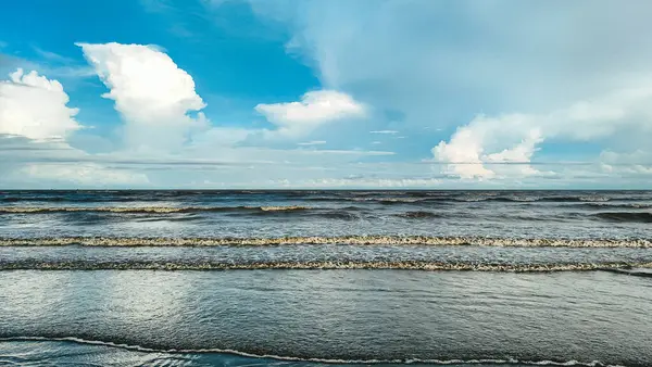 Mavi Günbatımı Pantai Anak Air, Kuantan Pahang, Malezya.