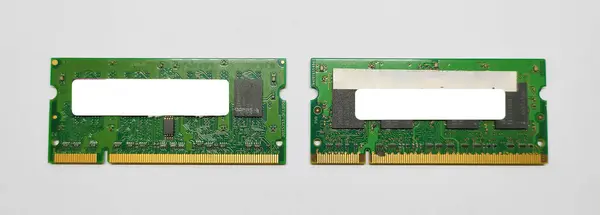 Laptop için 2 GB SODIMM RAM çubuğu.