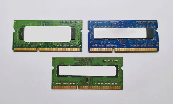 Dizüstü bilgisayar için 2GB SODIMM RAM üç çubuk.