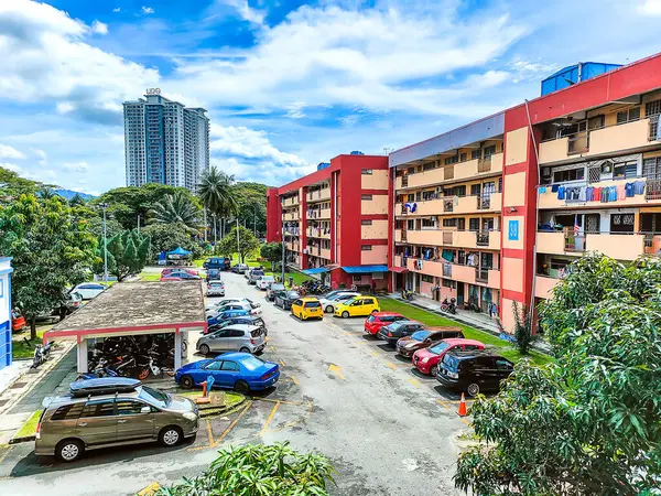 Kuala Lumpur, Malezya. Açık hava park alanı ve binalar üzerinde düz bir Sri Melaka çevresi.