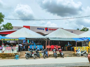 Perlis, Malezya - 21 Ocak 2024: Perlis, Malezya 'da Tayland sınırına yakın bir yol kenarı tezgahı ve kompleks Padang Waremart.