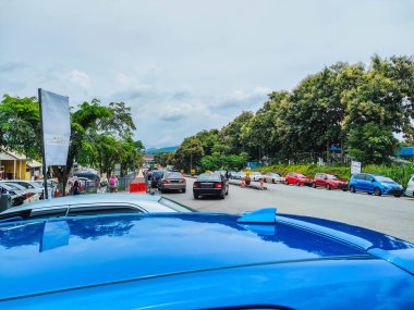Perlis, Malezya - 21 Ocak 2024: Perlis, Malezya 'daki Tayland sınırında Padang Waremart kompleksi yakınlarında bir otopark.