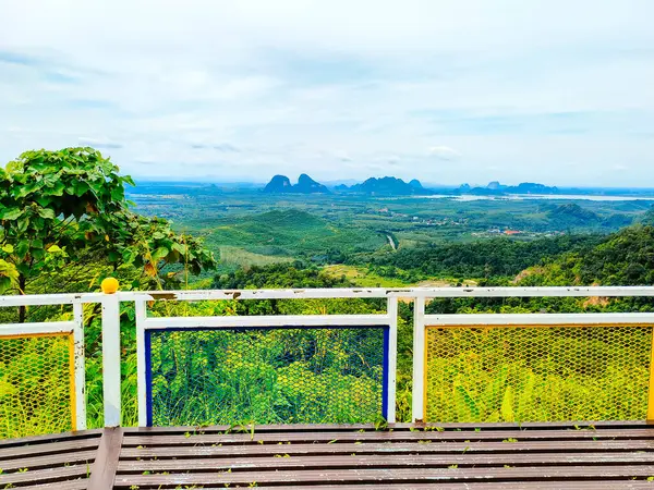 Wang Kelian, Perlis, Malezya tepesinde çelik çitlerle olağanüstü bir manzara.