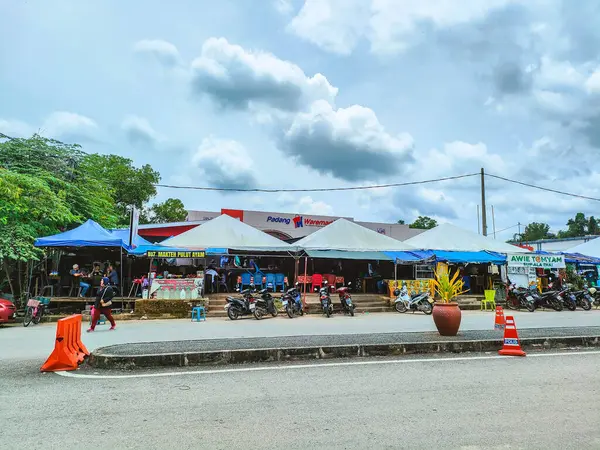 stock image Perlis, Malaysia - January 21, 2024: A roadside stall and a complex Padang Waremart near at the Thailand border in Perlis, Malaysia.