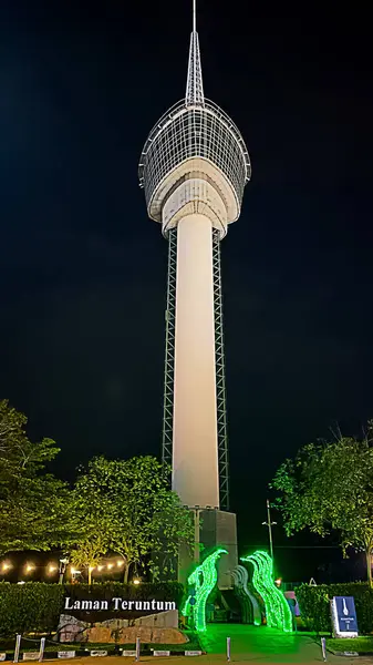 Pahang, Malezya. 15 Şubat 2024. Kuantan 188 Kulesi ya da Teruntum Kulesi olarak da bilinir. Kuantan Pahang 'daki bu kule. Gece görünümü.