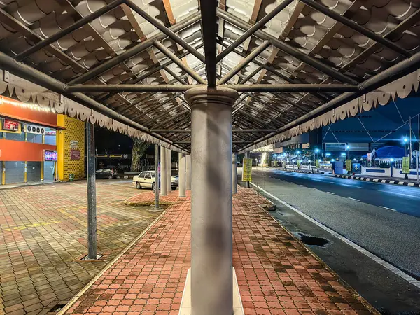 Kuantan, Malezya - 15 Şubat 2024: Gece geç saatlerde Kuantan 'da renkli sokak lambalı boş bir cadde.