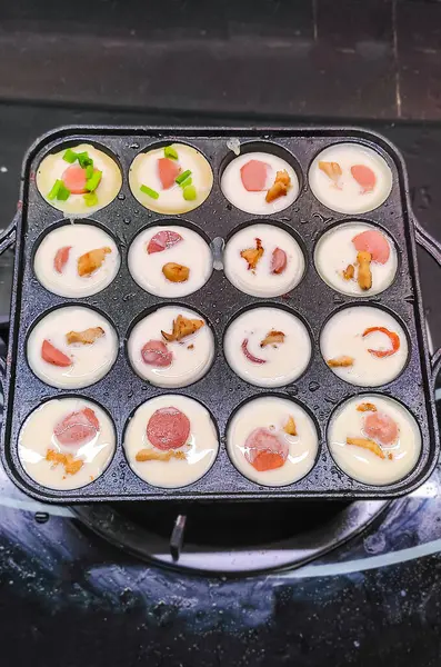 Ev yapımı takoyaki pişirme Japonya 'nın en popüler lezzetli atıştırmalığı.