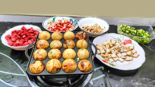Ev yapımı takoyaki pişirme Japonya 'nın en popüler lezzetli atıştırmalığı.
