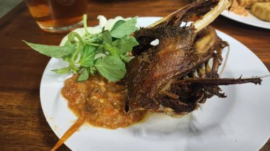 Sebzeli ve otlu kızarmış balık