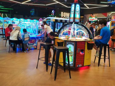 Birkaç çocuk daha bilet kazanmak için oyunlar oynuyor. Anneler oğullarına Jakarta, Endonezya 'da 11 Ekim 2024' te oynanan aile eğlence ve oyun alanı Timezone 'da eşlik ediyorlar.. 