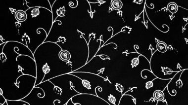 Küçük kavisli yaprakları ve beyaz çiçekleri olan siyah kumaş. Çiçek desenli ve desenli siyah beyaz. Soyut desenli arkaplan, doku ve bitki resmi. 