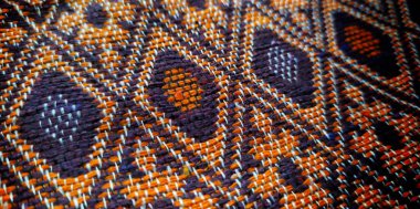 Geleneksel Güneydoğu Asya kumaşı elmas şekiller ve disk çemberleriyle çevrili mavi ve turuncu dairelerin güzel bir kombinasyonuyla. Geleneksel kalıplar ve etnik dokuların geçmişleri.