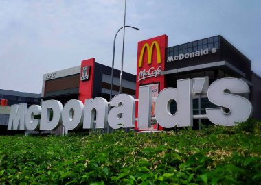 McDonald Salemba 'nın girişindeki logo. Restoranın önünde beyaz yazı yazan McDonald Kafe Binası. McDonald şubesi şehir merkezinde. Jakarta, Endonezya, 7 Kasım 2024.