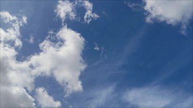 Güzel mavi gökyüzü yumuşak beyaz bulutlarla doludur. Sabah esintisi onları uçsuz bucaksız gökyüzünde usulca hareket ettirir. Sakin ve açık bir alan yaratır..