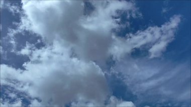 Birbirine kümelenen gri bulutlar gökyüzündeki güçlü rüzgarlar tarafından taşınır ve diğer büyük bulutlarla bir araya gelerek güzel, geniş, mavi bir gökyüzü oluştururlar. Gri bulutları hareket ettiren rüzgar..