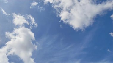 Güzel mavi gökyüzü ve yumuşak, yumuşak beyaz bulutlar güzel bir öğleden sonra sükunet yaratır. Mavi gökyüzü görkemli bir şekilde uzanıyor ve beyaz bulutlar gökyüzünü çerçeveliyor..