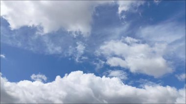 Güzel mavi gökyüzü, rüzgarın sola savurduğu dağlar gibi tüylü beyaz bulutlardan oluşan bir derlemeyle ve o sabah doğanın güzelliğine eklenen rüzgara karşı uçan bir kuş..