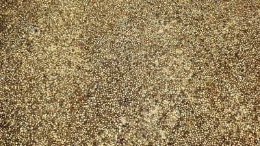 Sıkıştırılmış küçük çakıl döşemesinin dokusu ve yüzeyi. Bahçe ve oyun parkı döşemeleri. Dış arkaplanı kapat.