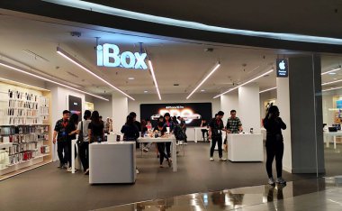 Amiral gemisi gereçleri ve elektronik mağazası. Cakarta 'daki bir alışveriş merkezinin önünden iBox Store. Satış personeli müşterilere hizmet etmekle meşgul. Endonezya, 16 Mayıs 2025. Gadget sayaç dükkanı.