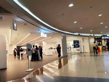 Alet edevat ve elektronik mağazasının girişi. Cakarta 'daki bir alışveriş merkezinin önünden iBox Store. Satış personeli müşterilere hizmet etmekle meşgul. Endonezya, 16 Mayıs 2025. Gadget sayaç dükkanı.