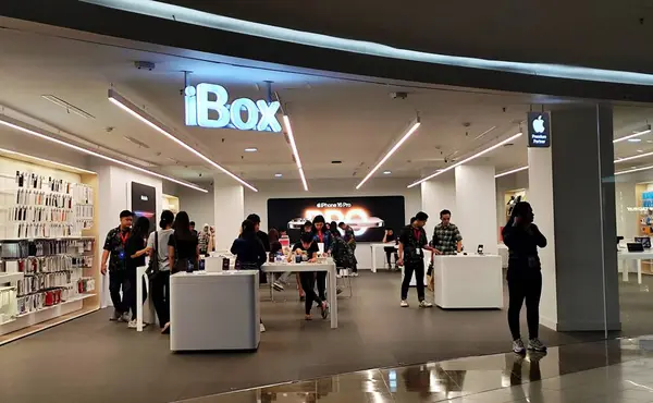 Amiral gemisi gereçleri ve elektronik mağazası. Cakarta 'daki bir alışveriş merkezinin önünden iBox Store. Satış personeli müşterilere hizmet etmekle meşgul. Endonezya, 16 Mayıs 2025. Gadget sayaç dükkanı.