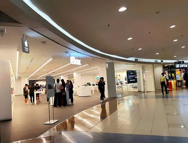 Alet edevat ve elektronik mağazasının girişi. Cakarta 'daki bir alışveriş merkezinin önünden iBox Store. Satış personeli müşterilere hizmet etmekle meşgul. Endonezya, 16 Mayıs 2025. Gadget sayaç dükkanı.