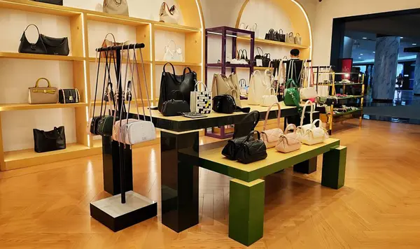 Kate Spade mağazasının içi. Kelapa Gading Mall, Jakarta 'daki markalı çanta mağazasının içi. Çapraz ceset torbaları sergileniyor. Dolaplar ve masalar için çeşitli şık ve lüks çanta tasarımları. Jakarta, Endonezya, 16 Mayıs 2025.