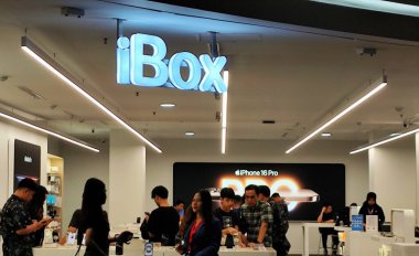 iBox mağazası cep telefonu arayan müşterilerle dolu. Jakarta 'da bir alışveriş merkezinin önü. Satış personeli müşterilere hizmet etmekle meşgul. Apple marka alet ve elektronik mağazası. Endonezya, 16 Mayıs 2025. Alet dükkanındaki müşteriler..