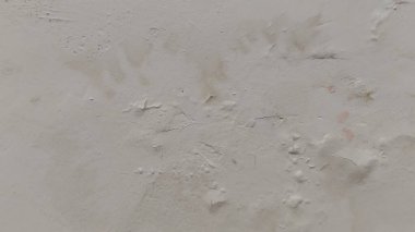 Belirsiz beyaz duvarlar ve nemden dolayı bir sürü kahverengi nokta. Rutubetli beyaz boyalı duvarlar duvar yüzeyinde küçük kabarcıklara neden olur. Düz olmayan ve kusurlu duvar yüzeyleri olan eski duvarlar. Küçük gözyaşlarıyla nemli duvarlar. Küçük parçalara ayrılmış duvar boyası..