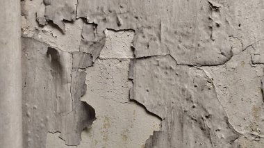 Eski evlerdeki havadan dolayı yüksek nem nedeniyle soyulmuş boyalı duvarlar. Eski küflü duvarlar. Kirli, yıpranmış ve kararmış duvarlar. Olaysız duvar yüzeyleri. Kirli duvarlar.