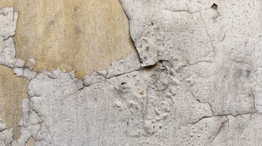 Yüksek nem ve eski olduğu için duvarları soyulmuş. Eski küflü duvarlar. Yıpranmış ve kirli siyah duvarlar. Olaysız duvar yüzeyleri. Kirli duvarlar.